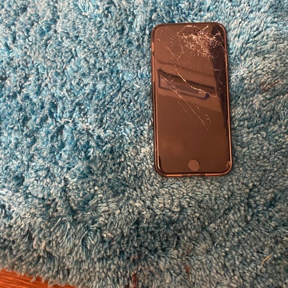 Cracked iPhone SE - Picture 2 of 9